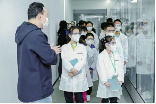 小小科学家探索合成生物新世界