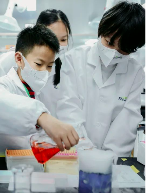 小小科学家探索合成生物新世界