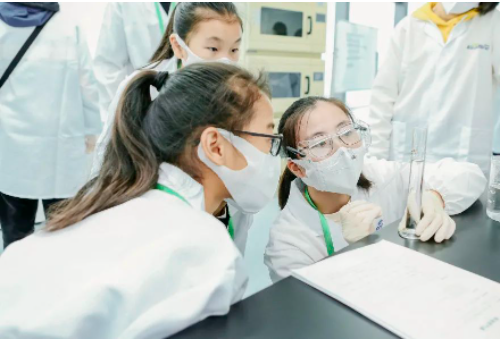 小小科学家探索合成生物新世界
