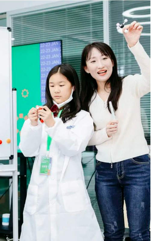 小小科学家探索合成生物新世界