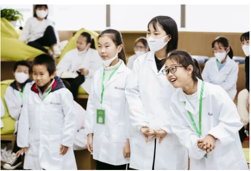 小小科学家探索合成生物新世界