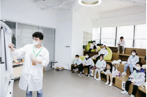 小小科学家探索合成生物新世界